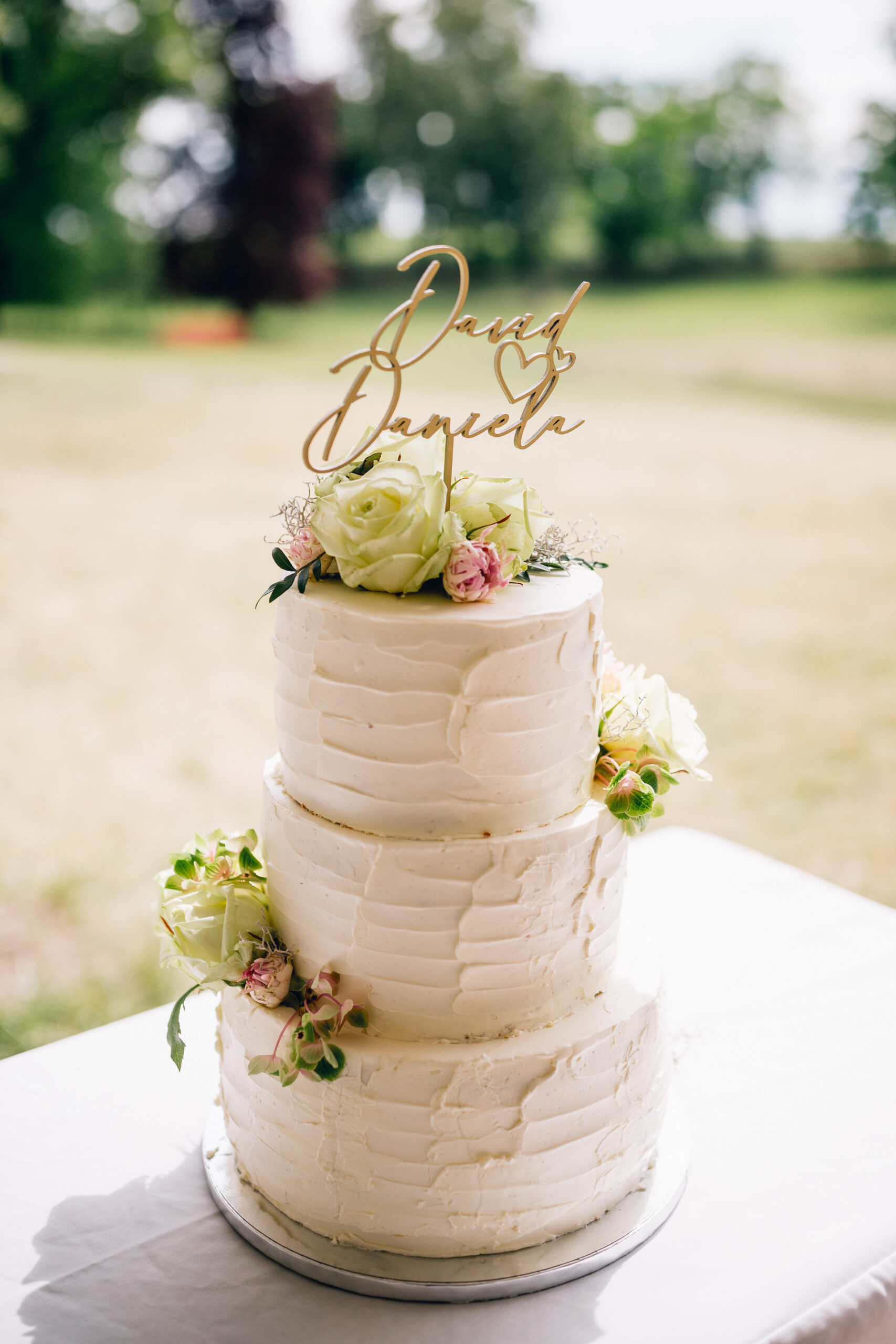 Minimalistische Hochzeitstorte mit hellen Blumen in Dortmund