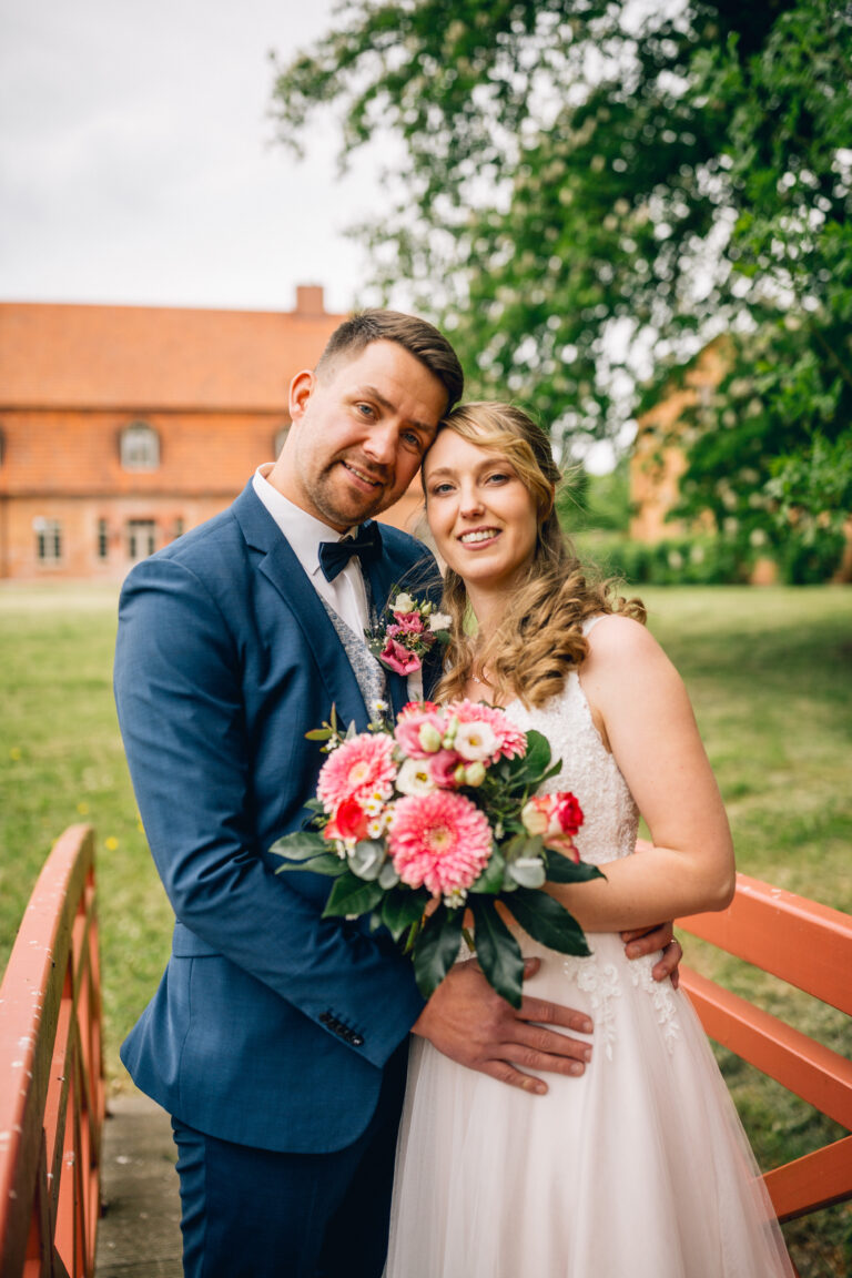 Modernes Brautpaar bei minimalistischer Hochzeit in Dortmund