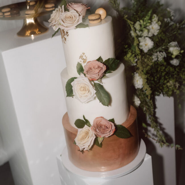 Schlichte elegante Hochzeitstorte mit glatter Oberfläche in Witten
