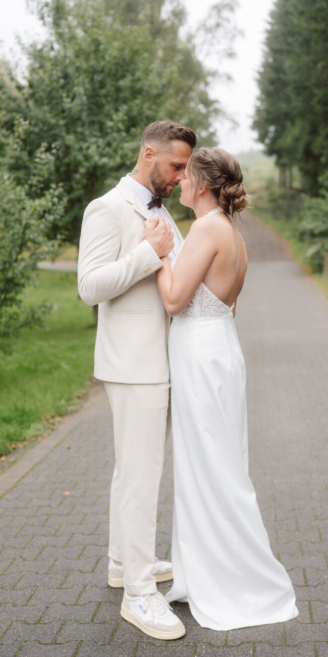 Firstlook Moment eines Paares mit Hochzeitsplanerin aus Dortmund