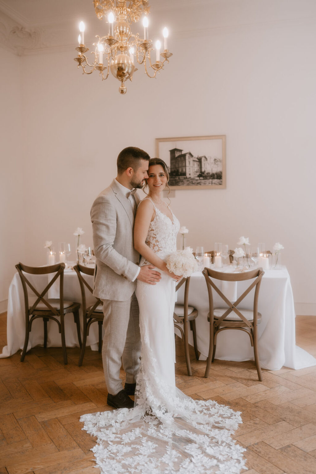 Liebevolles Paar bei der Hochzeitszeremonie im Sauerland, Hochzeitsplanung NRW
