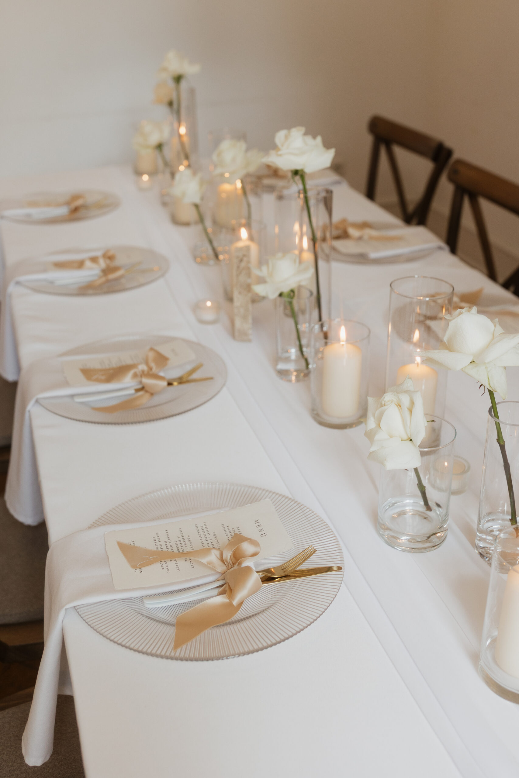 Schlichtes Hochzeit Dinner Setting mit Kerzenlicht in Witten
