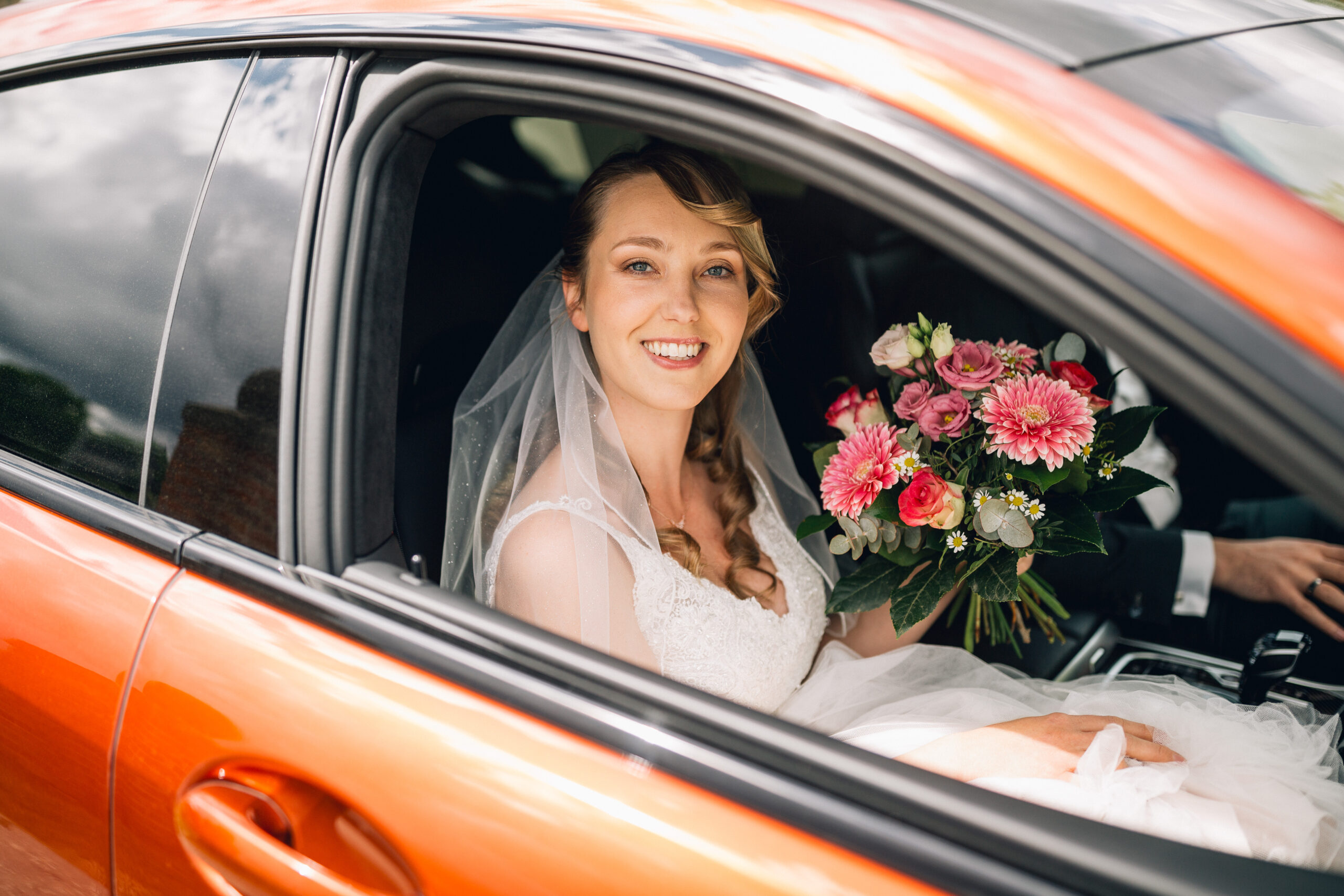 Modernes Brautpaar bei minimalistischer Hochzeit in NRW