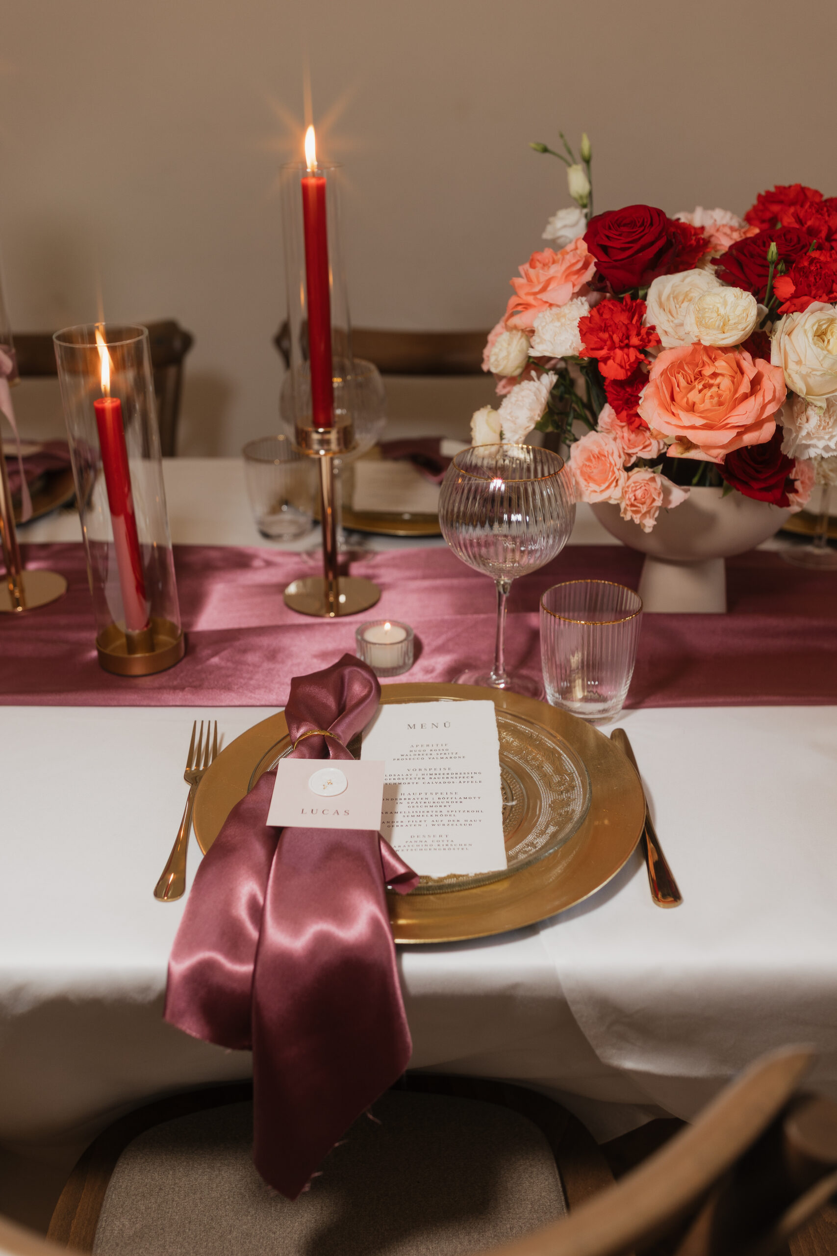 Kerzenlicht und Blumenarrangements bei Hochzeit in Dortmund